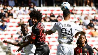 Bek Angers asal Prancis Yan Valery menyundul bola di sebelah bek Nice asal Brasil Dante (kedua dari kiri) selama pertandingan lanjutan Ligue 1 Prancis antara OGC Nice vs SCO Angers di Stadion Allianz Riviera di Nice, Prancis tenggara, pada 18 September 2022.
Clement MAHOUDEA / AFP