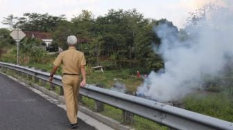 Asap Pembakaran Rumput Mengepul di Tol Bawen, Ganjar Langsung Turun Mobil Tegur Warga