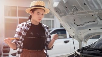 Pelajari Cara Cek Tekanan Oli Mobil yang Benar Di Sini!