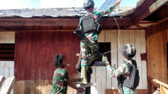 TNI di Pedalaman Papua Bantu Warga Hadirkan Penerangan