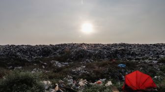 Penampakan Tempat Pembuangan Sampah (TPS) liar di bantaran Kali CBL (Cikarang Bekasi Laut) di Tambun, Kabupaten Bekasi, Jawa Barat, Rabu (21/9/2022). [Suara.com/Alfian Winanto]