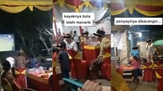 Biduan Dikacangin! Tamu Kondangan Malah Asik Fokus Nobar Bola, Warganet: Kesalahan Panitia