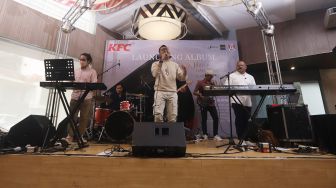 Badai menghibur penggemarnya dalam acara 23 tahun Badai Berkarya di KFC Kemang, Jakarta, Rabu (21/9). [Suara.com/Oke Atmaja]