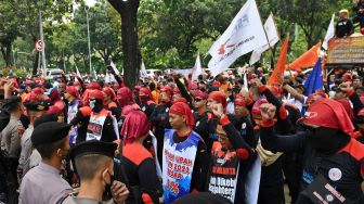 Sejumlah buruh berunjuk rasa di depan Balai Kota DKI Jakarta, Jakarta, Rabu (21/9/2022). [ANTARA FOTO/Aditya Pradana Putra/nz].