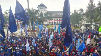 Ribuan Buruh Jabar Geruduk Gedung Sate Tolak Kenaikan BBM dan Tuntut Upah Naik