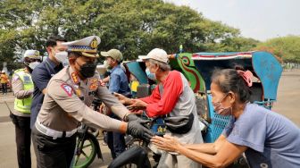 Korlantas dan BRI Bagikan Sembako ke Ribuan Tukang Becak dan Masyarakat Kurang Mampu