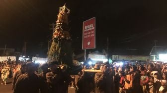 Dua Tahun Rebo Pungkasan Vakum, Warga Kalurahan Wonokromo Bantul Kirab Hasil Bumi dan Ratusan Lemper Menolak Bala