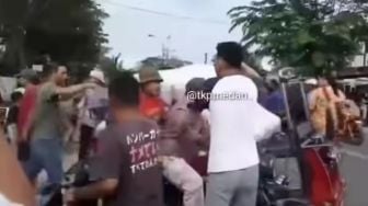 Viral Warga Rebut Ballpress Sepatu Bekas Sitaan di Tanjung Balai