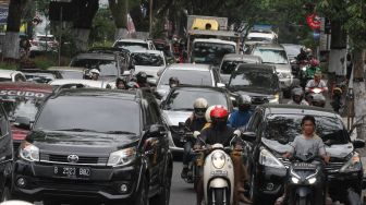Sejumlah kendaraan berada di salah satu titik kemacetan di jalan Sukarno Hatta, Kota Malang, Jawa Timur, Selasa (20/9/2022). ANTARA FOTO/Ari Bowo Sucipto