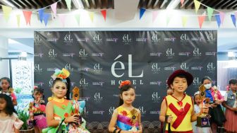 Parade Fashion Show Meriahkan Suasana Kolam Renang di El Hote Royale Yogyakarta Malioboro