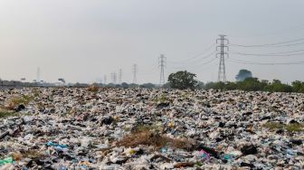 Penampakan Tempat Pembuangan Sampah (TPS) liar di bantaran Kali CBL (Cikarang Bekasi Laut) di Tambun, Kabupaten Bekasi, Jawa Barat, Rabu (21/9/2022). [Suara.com/Alfian Winanto]