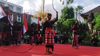 Bangkitkan Budaya Bali, Puri Pemecutan Tampilkan Atraksi Pecut di Peringatan Puputan Badung