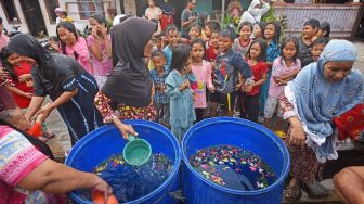 Sejumlah warga mengikuti tradisi mandi tolak bala di Kampung Cipocok, Serang, Banten, Rabu (21/9/2022).[ANTARA FOTO/Asep Fathulrahman/nz]