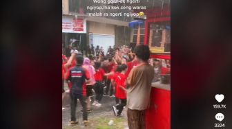 Viral ODGJ Asyik Neduh Nonton Orang Joged Sambil Mandi Hujan, Warganet Bingung Siapa yang Waras