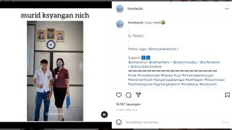 Heboh, Guru dan Siswa Ini Foto Bareng Bergandengan di Depan Kelas: Murid Kesayangan