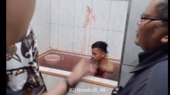 Sadis! Setelah Bunuh Istri, Suami Berendam di Bak Mandi