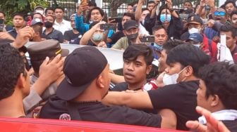 Rusuh, Kepergok Memfoto Plat Nomor Kendaraan Demonstran, Satu OTK Hampir Jadi Bulan-Bulanan Massa