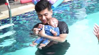 Ria Ricis Ajak Baby Moana Menyelam, Didampingi Pelatih Renang Bayi