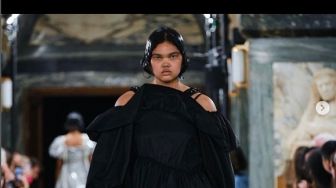 Intip Detail Penampilan Shahnaz Indira,  Model Curvy Asal Indonesia di London Fashion Week