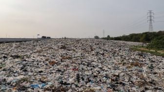 Penampakan Tempat Pembuangan Sampah (TPS) liar di bantaran Kali CBL (Cikarang Bekasi Laut) di Tambun, Kabupaten Bekasi, Jawa Barat, Rabu (21/9/2022). [Suara.com/Alfian Winanto]