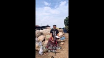 Viral! Aksi Komika Kritik Penggunaan Galon Sekali Pakai Lewat Baca Puisi di Bantargebang