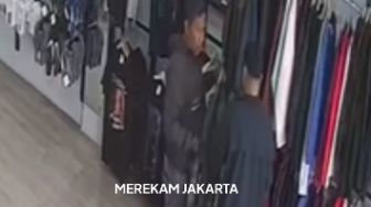 Astaga! 2 Maling Berlagak Pembeli Beraksi di Duren Sawit, Gantungan Baju di Toko Ikut Diembat