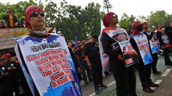 Sejumlah buruh berunjuk rasa di depan Balai Kota DKI Jakarta, Jakarta, Rabu (21/9/2022). [ANTARA FOTO/Aditya Pradana Putra/nz].