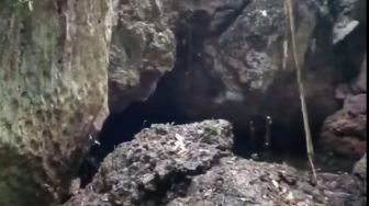 Gua Jepang dan Telaga Kerewai yang Sakral di Kampung Dondai Jayapura