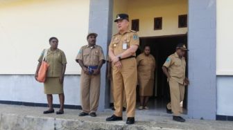 Pj Bupati Maybrat Sidak ke Sejumlah OPD, Targetkan Pelayanan Nyaman