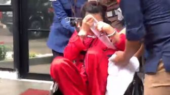 Nangis Meraung-raung, Hasnaeni Si Wanita Emas Berontak saat Diangkut Petugas ke Mobil Tahanan Kejagung