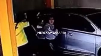 Beringas Aniaya Penumpang Suaminya, Istri Ojol Jambak hingga Pukuli Mahasiswi Gegara Dituduh Pelakor