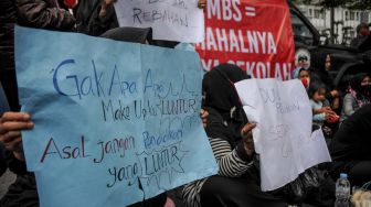 Massa dari Forum Masyarakat Peduli Pendidikan Jawa Barat melakukan aksi tolak mahalnya biaya sekolah di Gedung DPRD Jabar, Bandung, Jawa Barat, Kamis (22/9/2022). [ANTARA FOTO/Raisan Al Farisi/rwa].