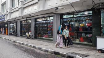 Suasana kompleks pertokoan di kawasan Pasar Baru, Jakarta Pusat, Kamis (22/9/2022). [Suara.com/Alfian Winanto]

