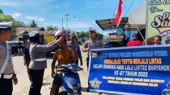 HUT ke-67 Lalu Lintas Bhayangkara, Polres Gorontalo Utara Bagikan Pelindung Kepala