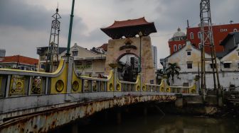 Suasana kompleks pertokoan di kawasan Pasar Baru, Jakarta Pusat, Kamis (22/9/2022). [Suara.com/Alfian Winanto]
