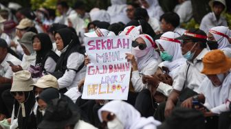 Massa yang tergabung dalam Forum Komunikasi Honorer Nakes &amp; Non Nakes (FKHN) Indonesia melalukan aksi unjuk rasa di kawasan Patung Kuda, Monas, Jakarta Pusat, Kamis (22/9/2022). [Suara.com/Alfian Winanto]