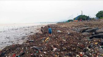 Tumpukan Sampah Penuhi Pantai Padang, Dinas Pariwisata Bilang Begini