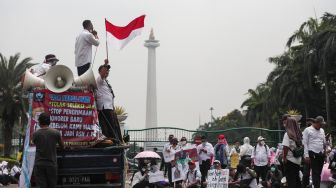 Massa yang tergabung dalam Forum Komunikasi Honorer Nakes &amp; Non Nakes (FKHN) Indonesia melalukan aksi unjuk rasa di kawasan Patung Kuda, Monas, Jakarta Pusat, Kamis (22/9/2022). [Suara.com/Alfian Winanto]