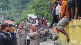Polisi Akan Undang Korlap Aksi Bela Lukas Enembe Soal Temuan Sajam