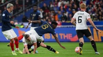 Kylian Mbappe sukses mencetak gol melalui tendangannya, memaksimalkan kesalahan bek Austria. (AFP)