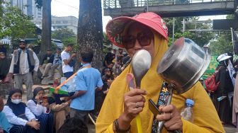 Aksi Emak-emak Tolak Kenaikan Harga BBM Bawa Peralatan Masak, Minta Jokowi Mundur