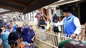 Datangi Warga Garut yang Rumahnya Dirobohkan Rentenir, Wagub Jabar Tawarkan Solusi Dana Cepat tanpa Jaminan