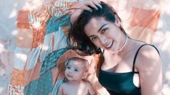 9 Potret Jessica Iskandar Momong Baby Don, Hot Mama Dua Anak yang Tubuh Langsingnya Curi Perhatian