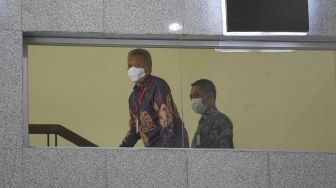 Hakim Agung Mahkamah Agung (MA) Sudrajad Dimyati (kiri) berjalan menuju ruangan saat tiba di Gedung Merah Putih, KPK, Jakarta, Jumat (23/9/2022). [ANTARA FOTO/M Risyal Hidayat/nym].