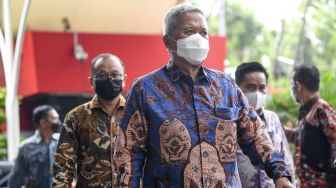 Hakim Agung Mahkamah Agung (MA) Sudrajad Dimyati (tengah) berjalan saat tiba di Gedung Merah Putih, KPK, Jakarta, Jumat (23/9/2022). [ANTARA FOTO/M Risyal Hidayat/nym].