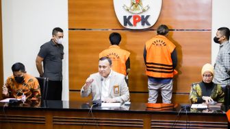 Tersangka pejabat Mahkamah Agung Eko (kiri) dan Yosef (kanan) dihadirkan dalam konferensi pers terkait operasi tangkap tangan (OTT) tindak pidana korupsi di Gedung Merah Putih KPK, Jakarta, Jumat (23/9/2022). [Suara.com/Alfian Winanto]