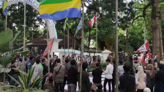 Kecewa Pemkot Bandung Tak Responsif saat Rakyat Kesusahan akibat Harga BBM Naik, Cipayung Plus Geruduk Balkot