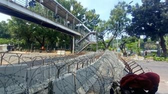 Jalan ke Istana Ditutup Jelang Demo GNPR, Polisi Pasang 3 Lapis Barrier Beton di Patung Kuda