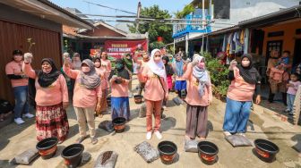 Relawan Mak Ganjar Bagikan Pohon Cabai di Jaksel, Peserta: Bisa Kurangi Pengeluaran Rumah Tangga