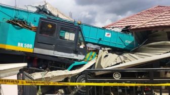 Crane Proyek di Labuan Bajo Tabrak Motor, Mobil, dan Rumah